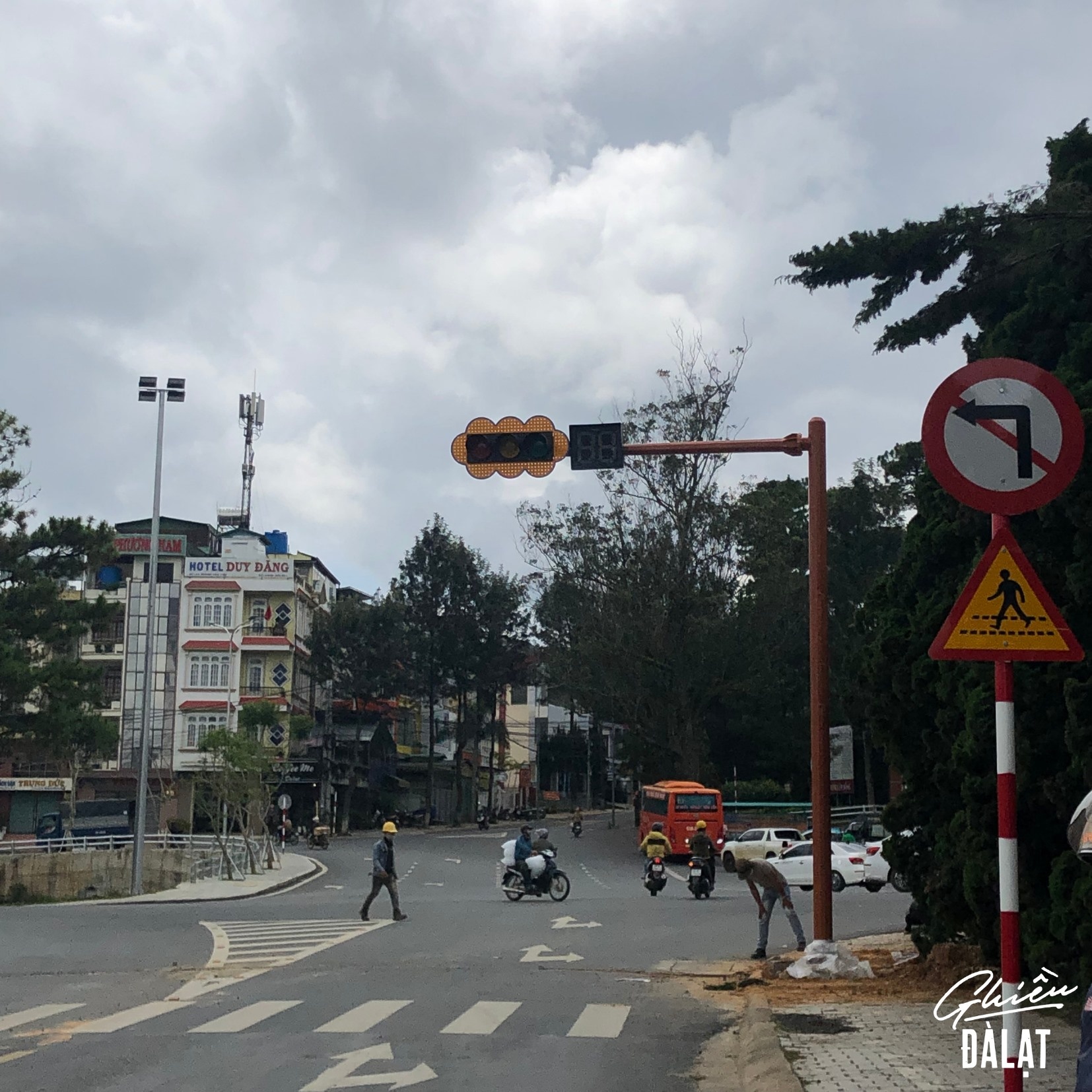 đèn giao thông đà lạt ảnh 2 den giao thong da lat anh 2
