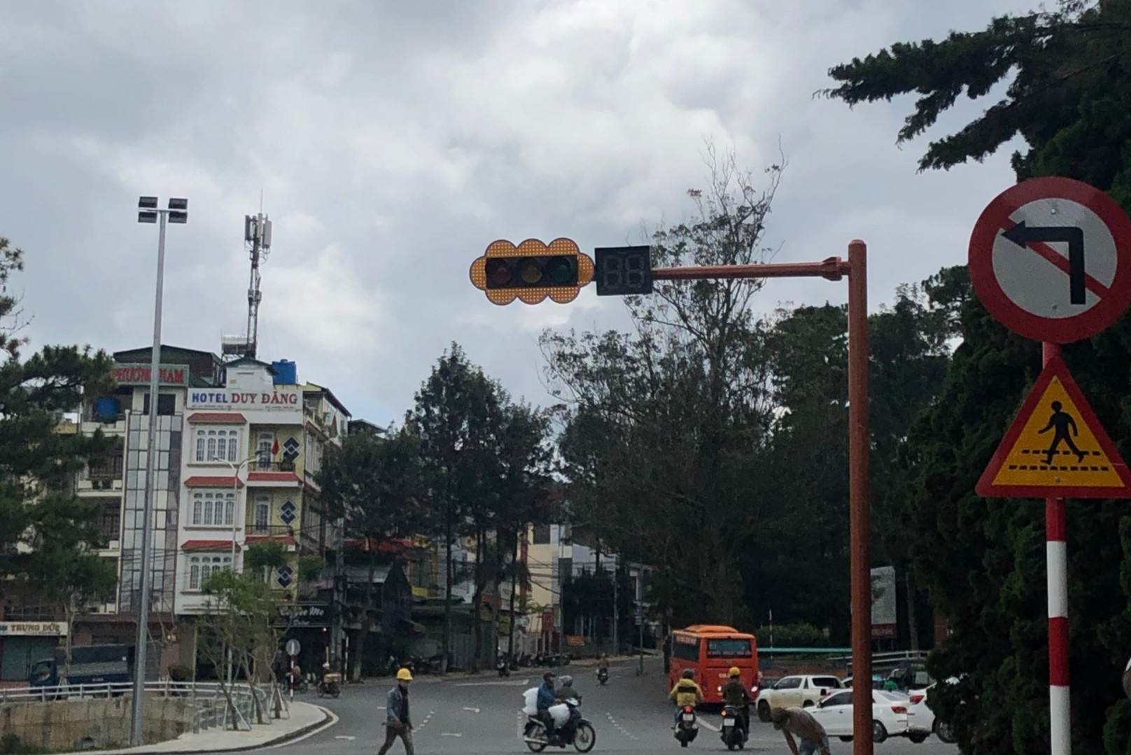 Den giao thong dau tien o Da Lat hinh anh