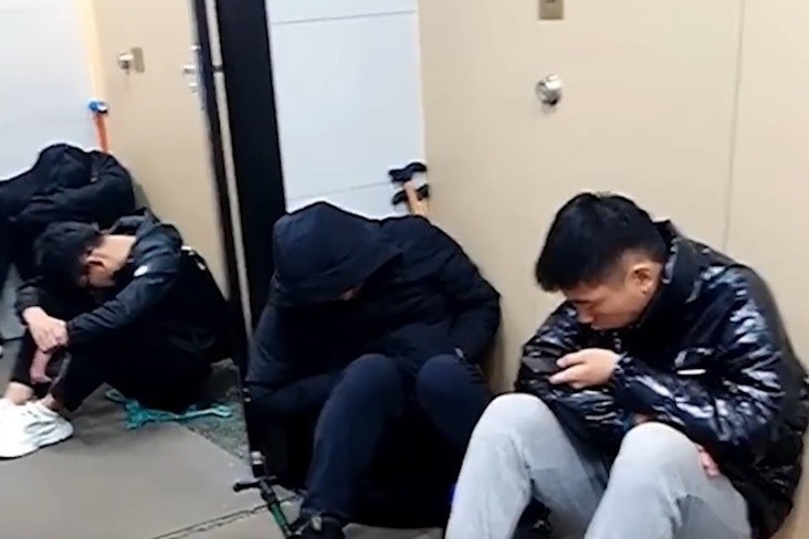 Tranh ret trong nha ve sinh, cho ngam mat troi moc o Trung Quoc hinh anh