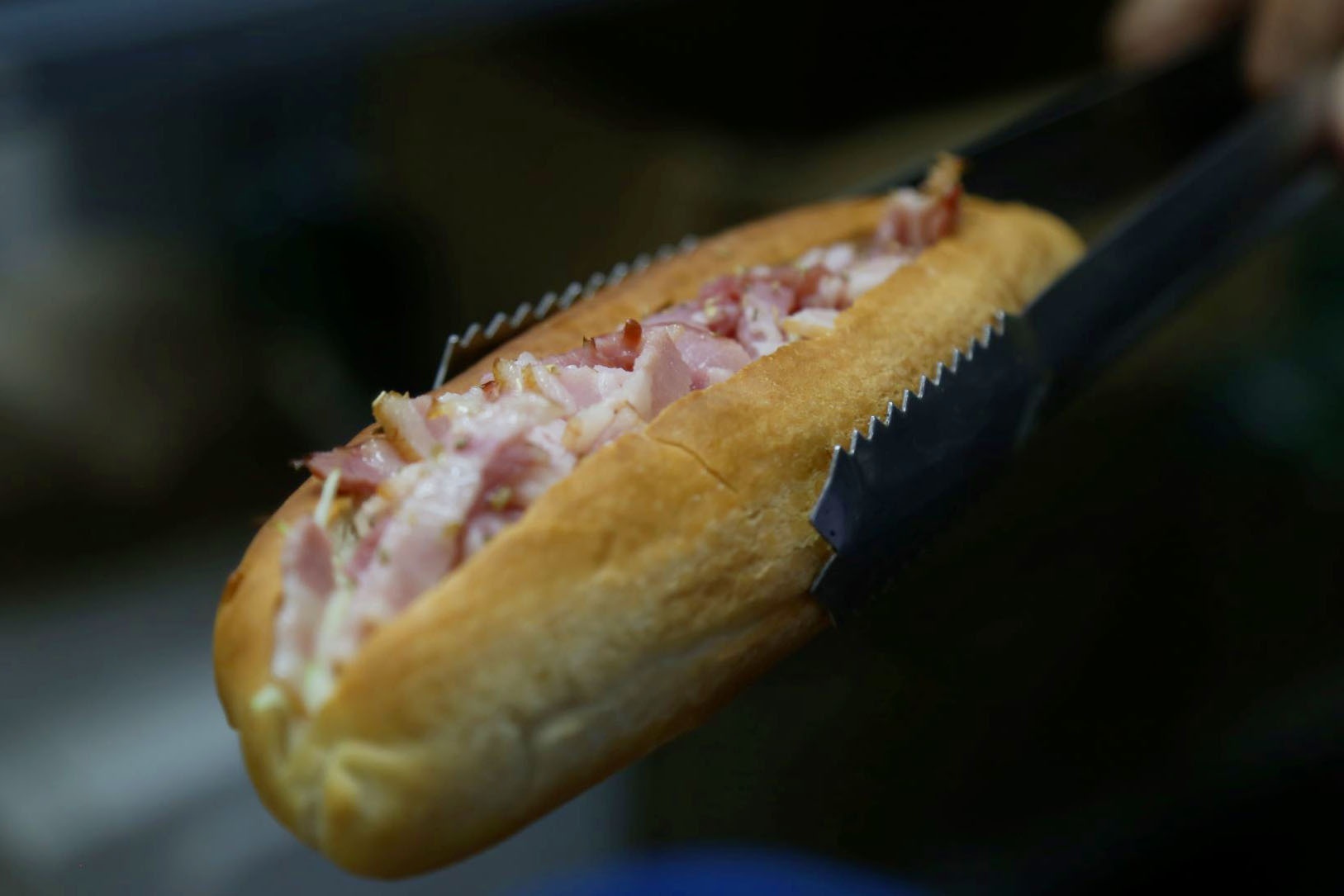 Tranh cai ve quan banh mi ban thit song o Ha Noi hinh anh