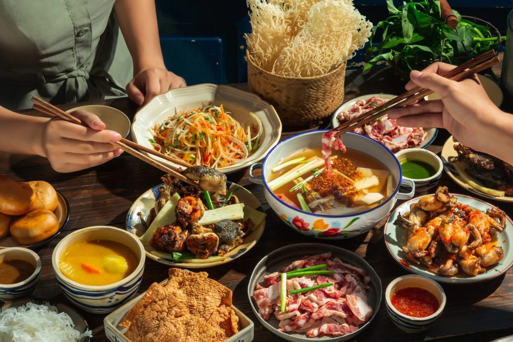 Chu nha hang buffet o Ha Noi xin loi vi cai nhau voi khach hinh anh