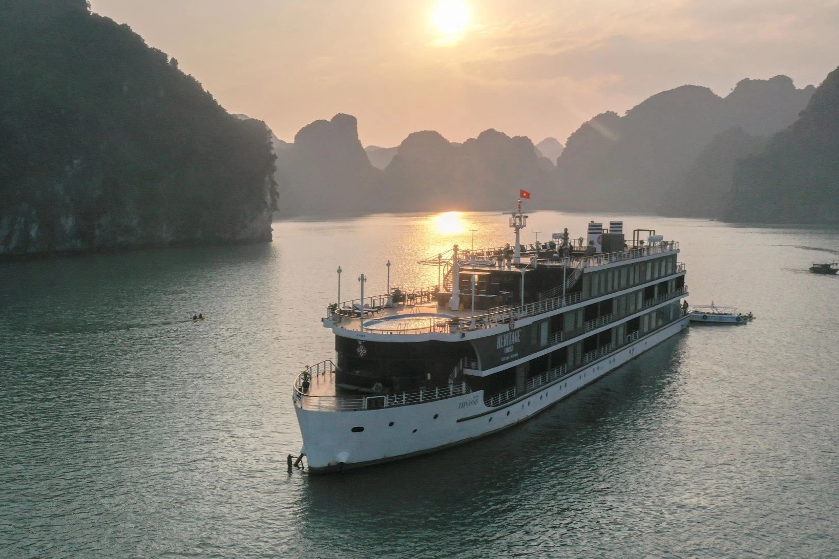 5 ly do nen di du thuyen 5 sao dip cuoi nam hinh anh