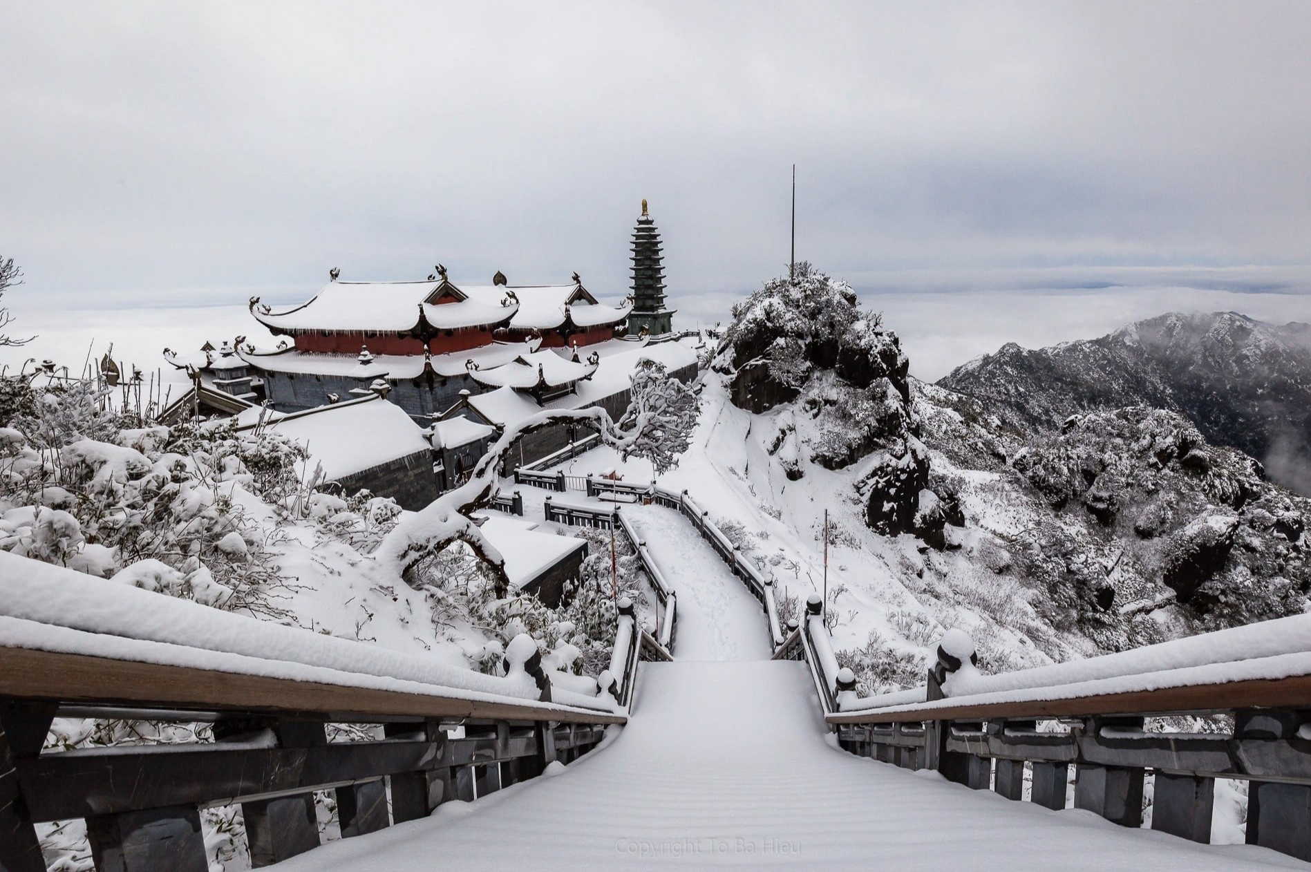 Dan mang buc xuc vi bi lua anh Sa Pa ngap tuyet trang hinh anh