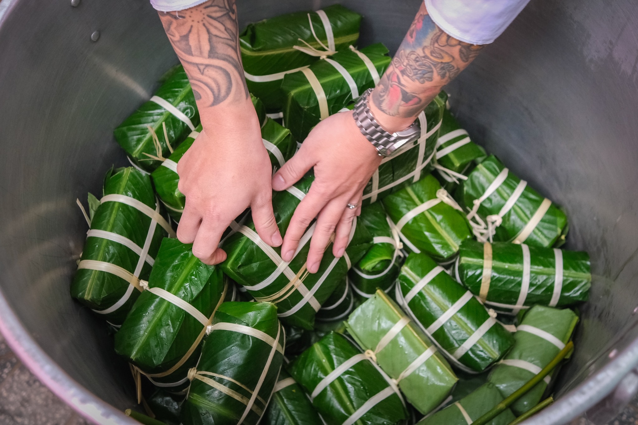 Goi 1.000 chiec banh chung Tet tang tre em kho khan hinh anh