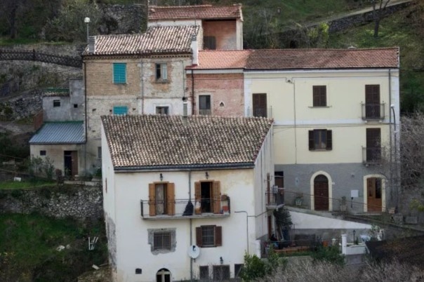 Vo mong khi mua nha gia 1 USD o Italy hinh anh