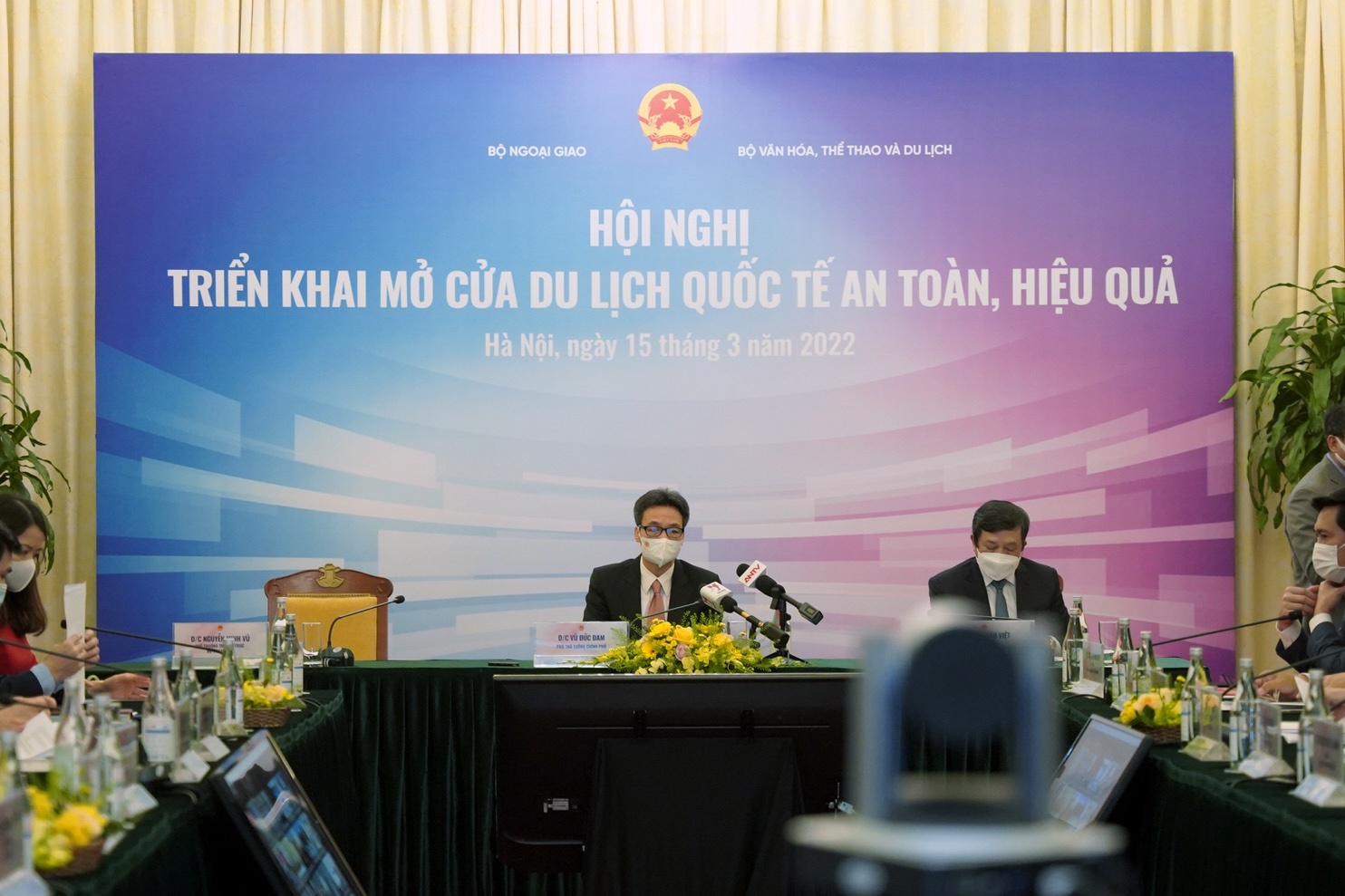 mo cua du lich anh 1