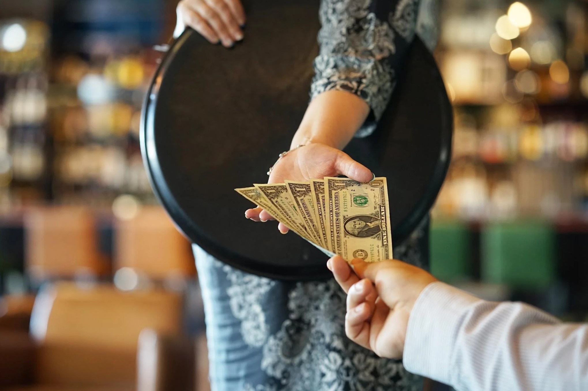 Vi sao o My khong vui cung phai tip? hinh anh