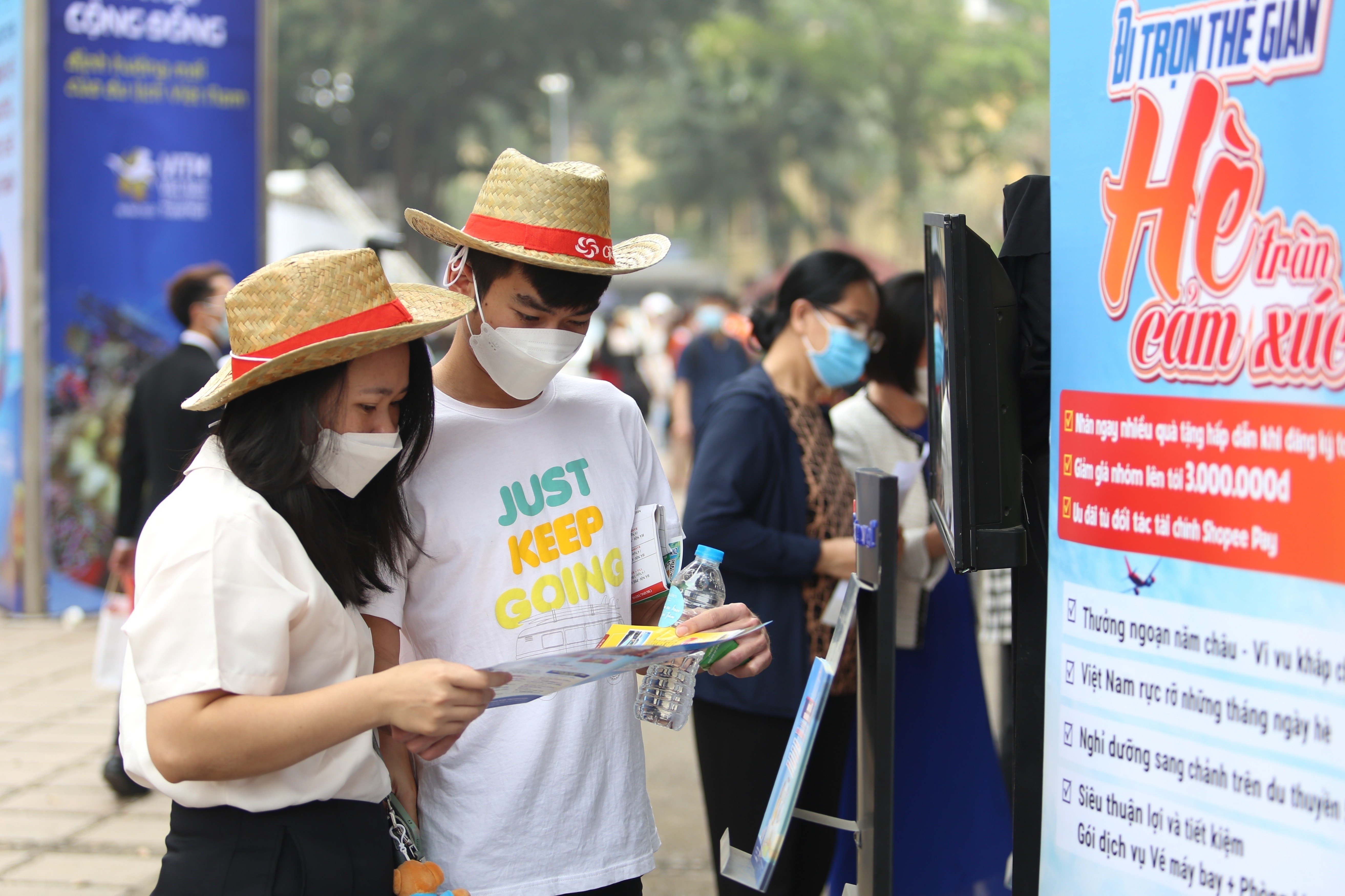 It khach mua tour quoc te hinh anh