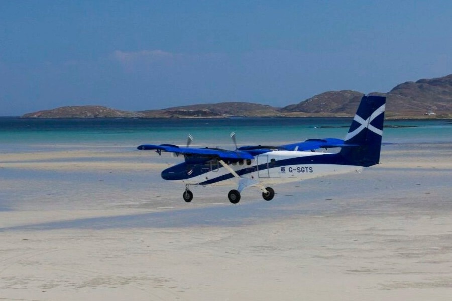 Noi may bay khong the ha canh vi thuy trieu ngap duong bang hinh anh