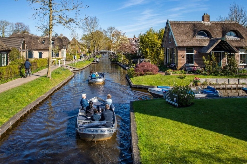 Ngoi lang khong oto trong mat nhiep anh gia Viet hinh anh