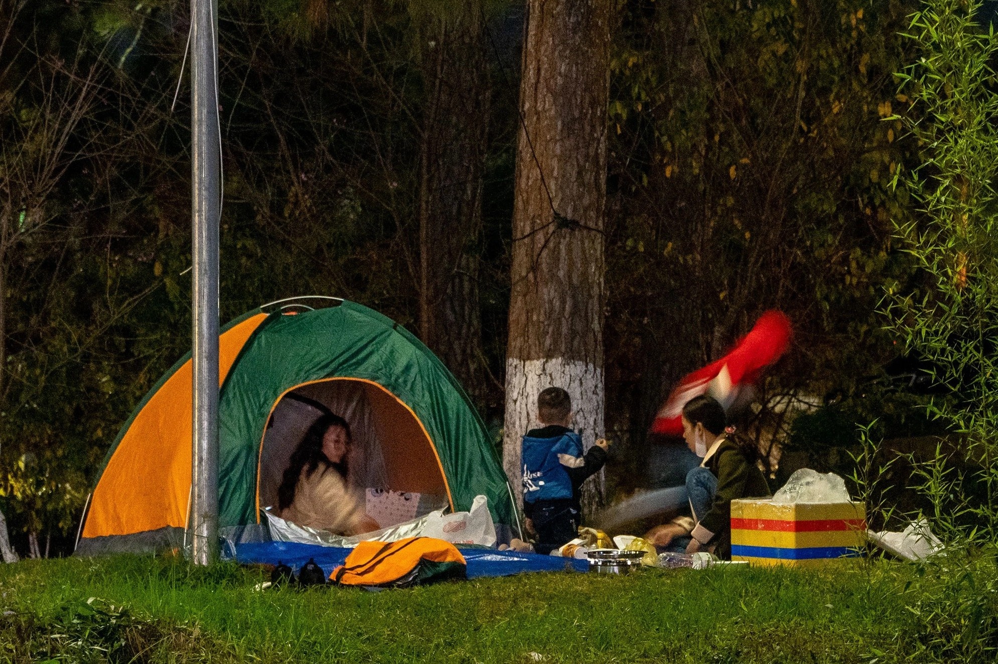 Da Lat khong de canh khach ngu ngoai duong tiep dien hinh anh