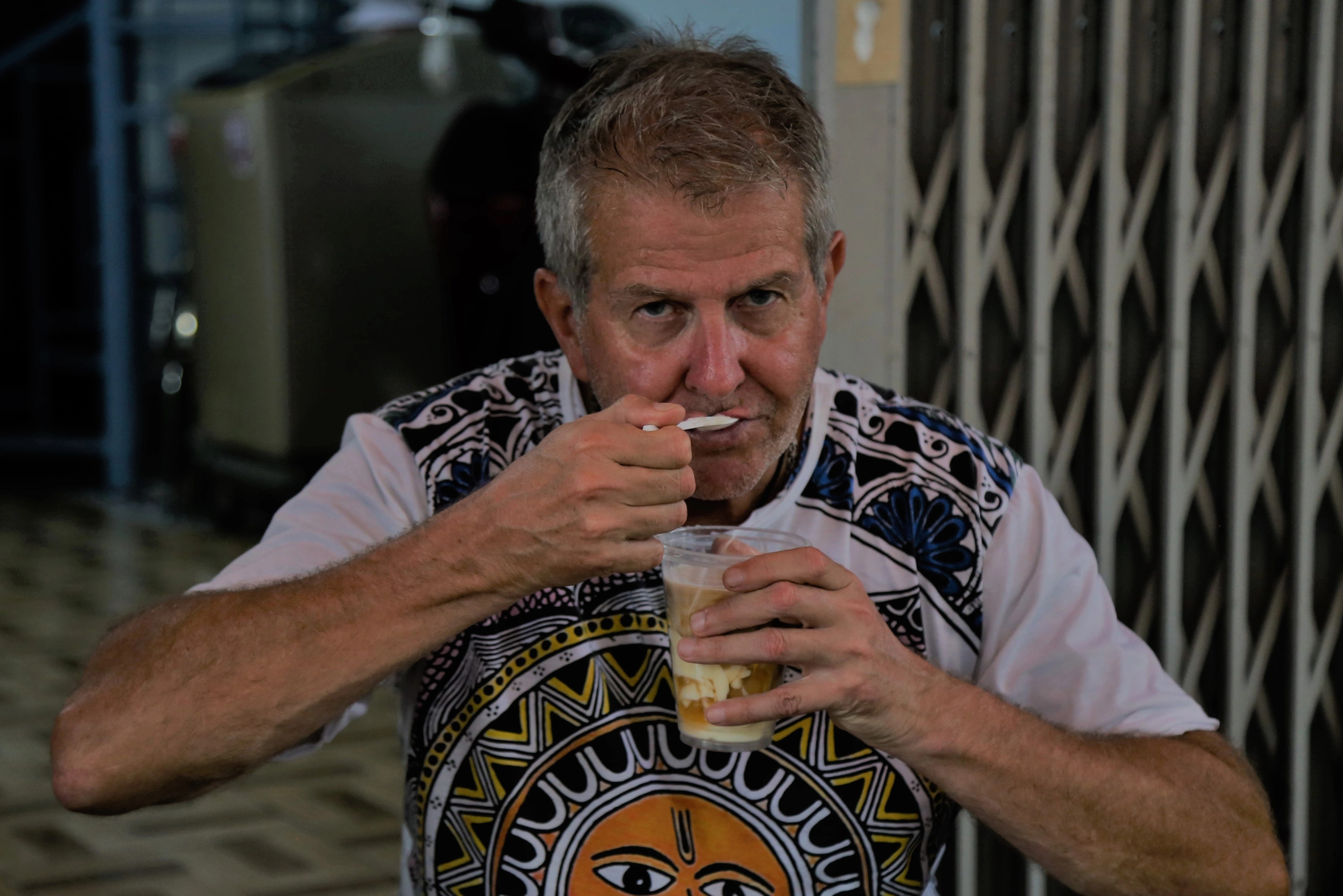 Ong Tay thich an dau hu nong o TP.HCM hinh anh