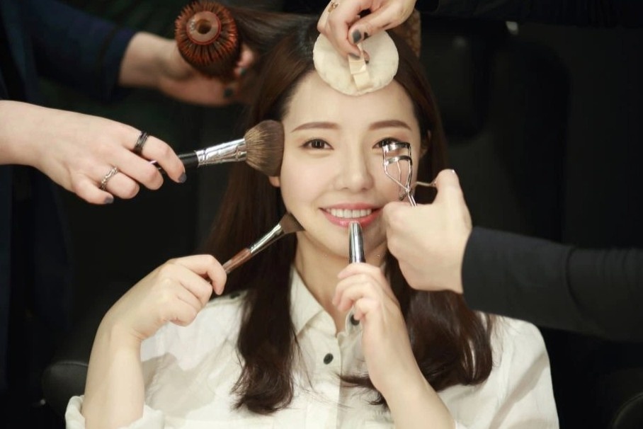 Du khach Viet dot tien vao my pham, quan ao khi di Han Quoc hinh anh