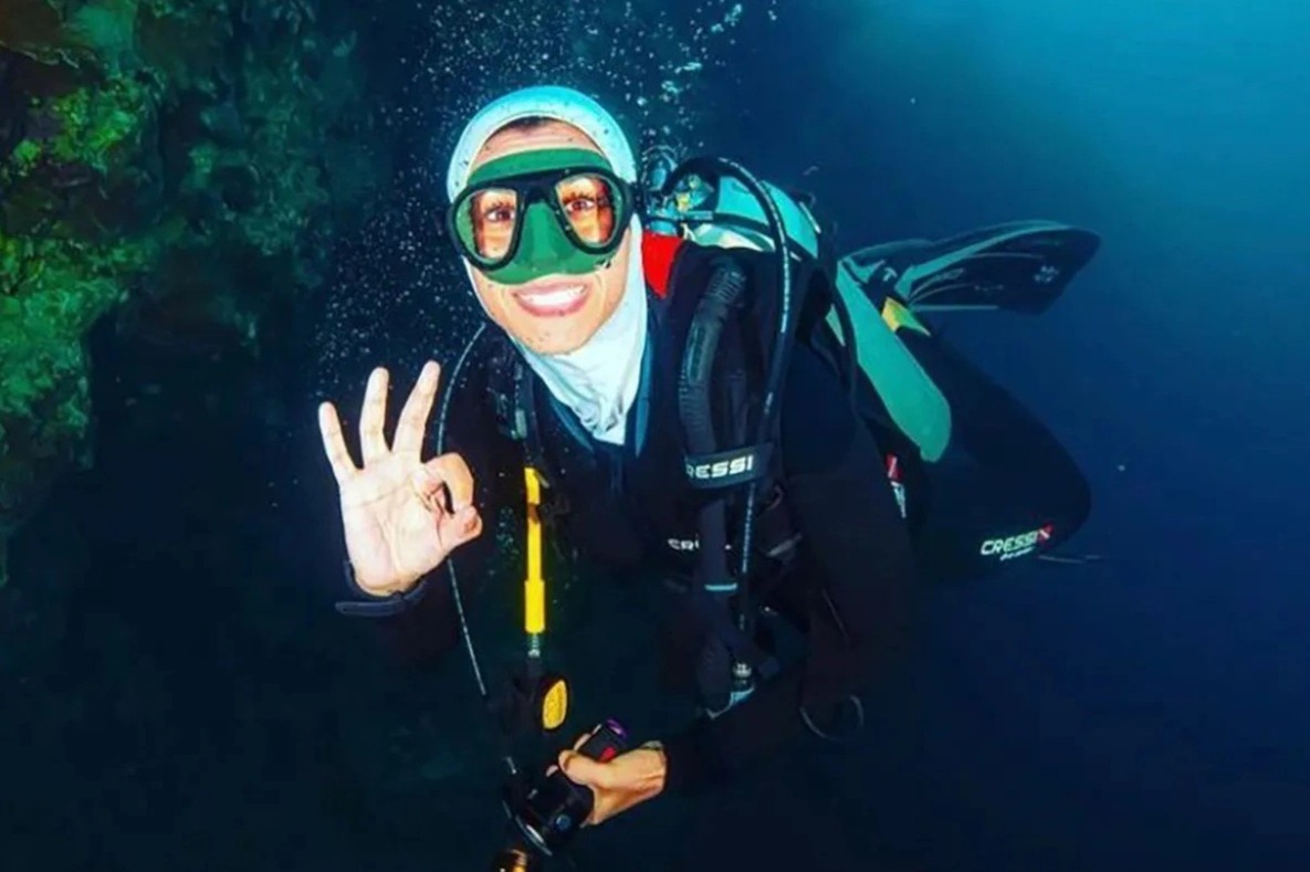 Nguoi phu nu dao Hoi pha luat di lan bien hinh anh