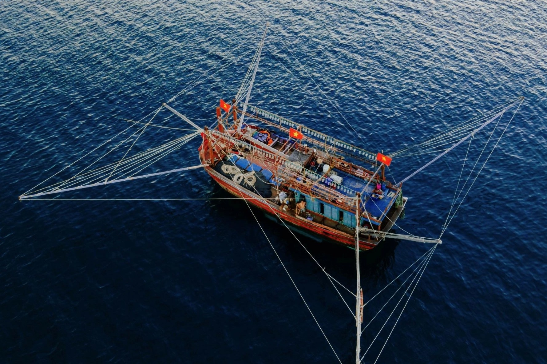 Bo anh thuyen, be Viet Nam gay chu y dung ngay thi mon Van hinh anh