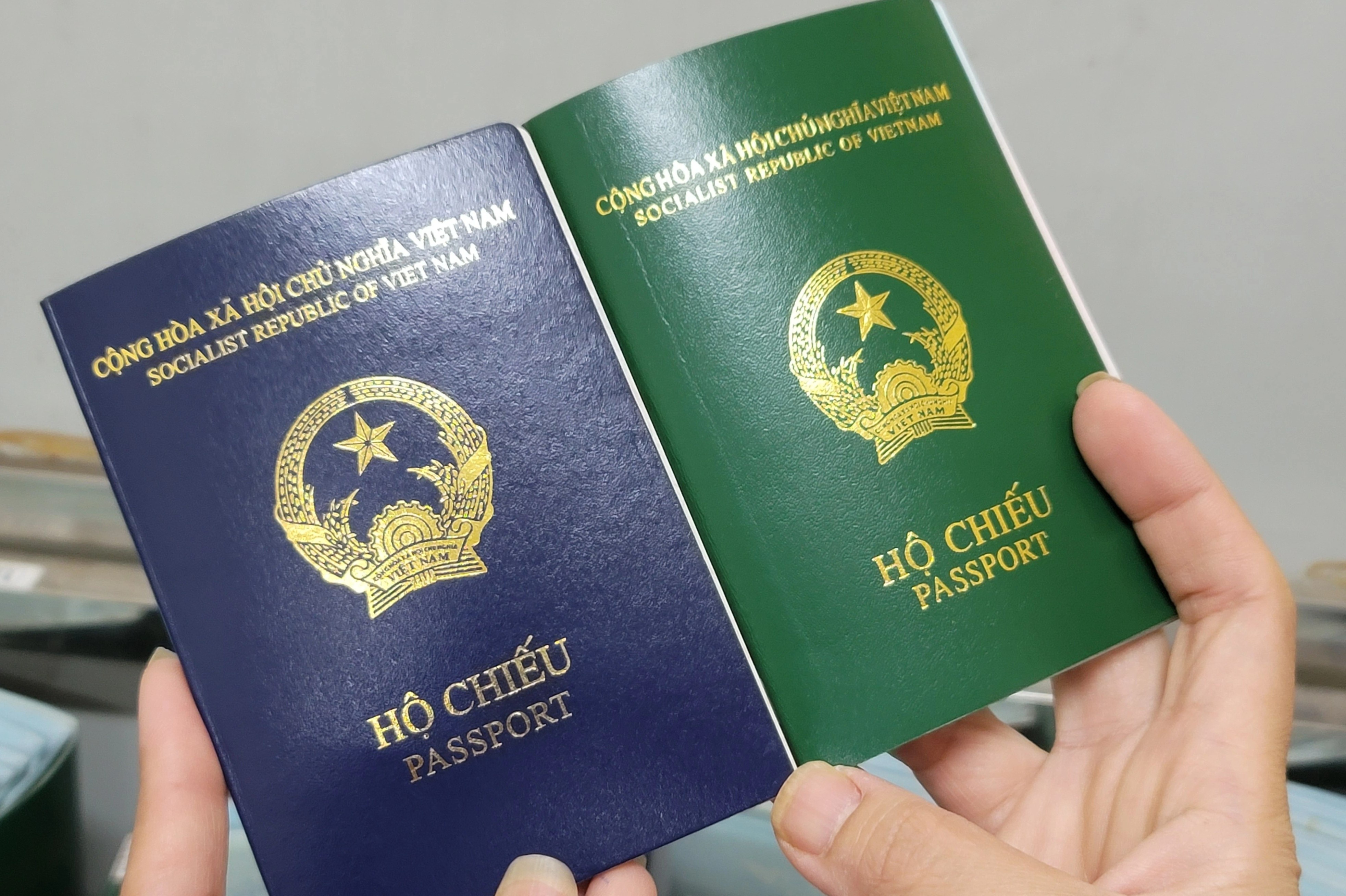 Khach Viet kip lam ho chieu de du lich hinh anh