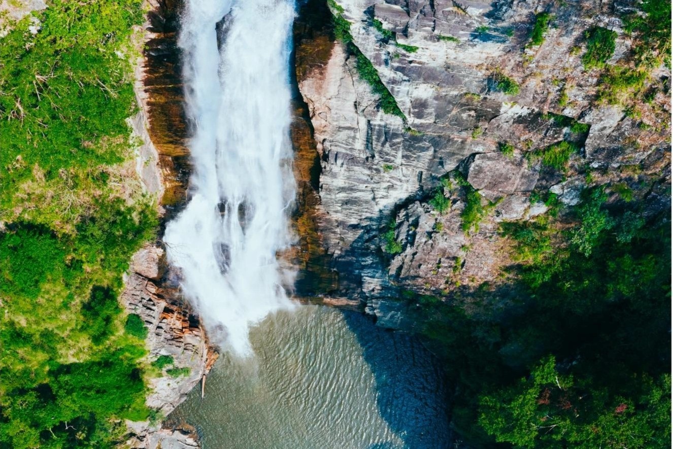 Ngon thac 7 tang dep nhung nguy hiem o Lam Dong hinh anh