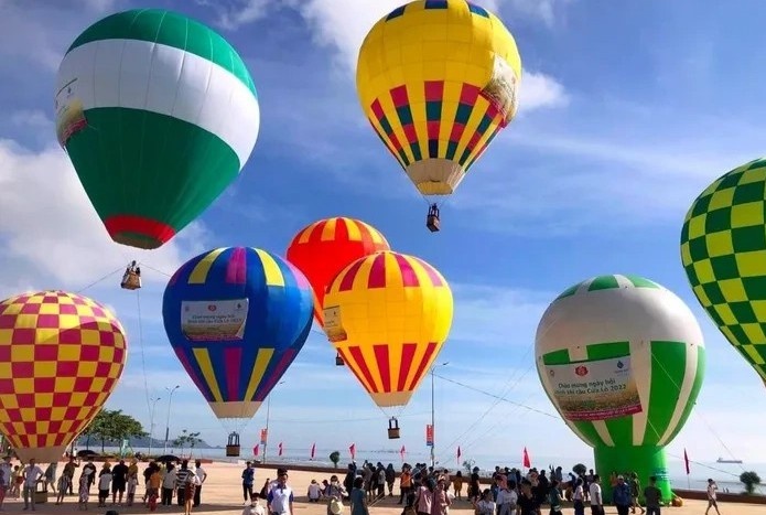 Cua Lo chay phong vi le hoi khinh khi cau hinh anh