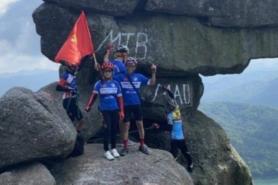 Kho xu phat nhom ve bay len mom da o Quang Ninh hinh anh