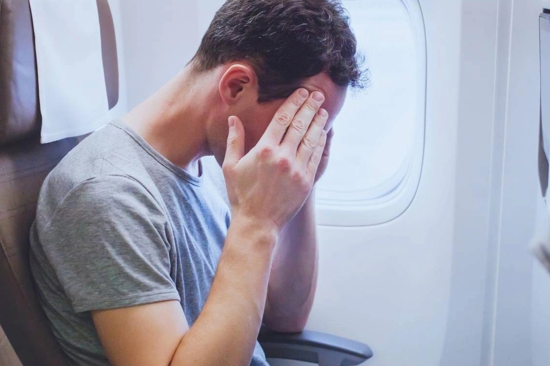 Gian doi vi nguoi yeu ngoi ghe may bay hang cao hon hinh anh