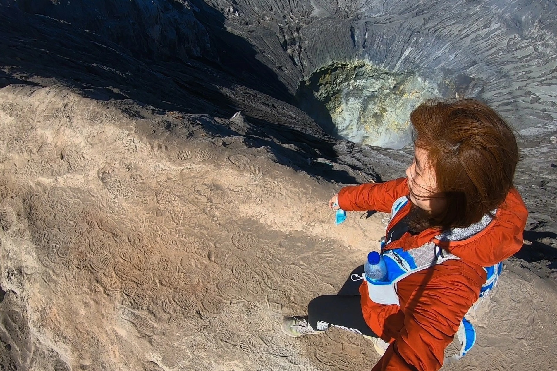 Trai nghiem buoc di tren mieng nui lua o Indonesia hinh anh