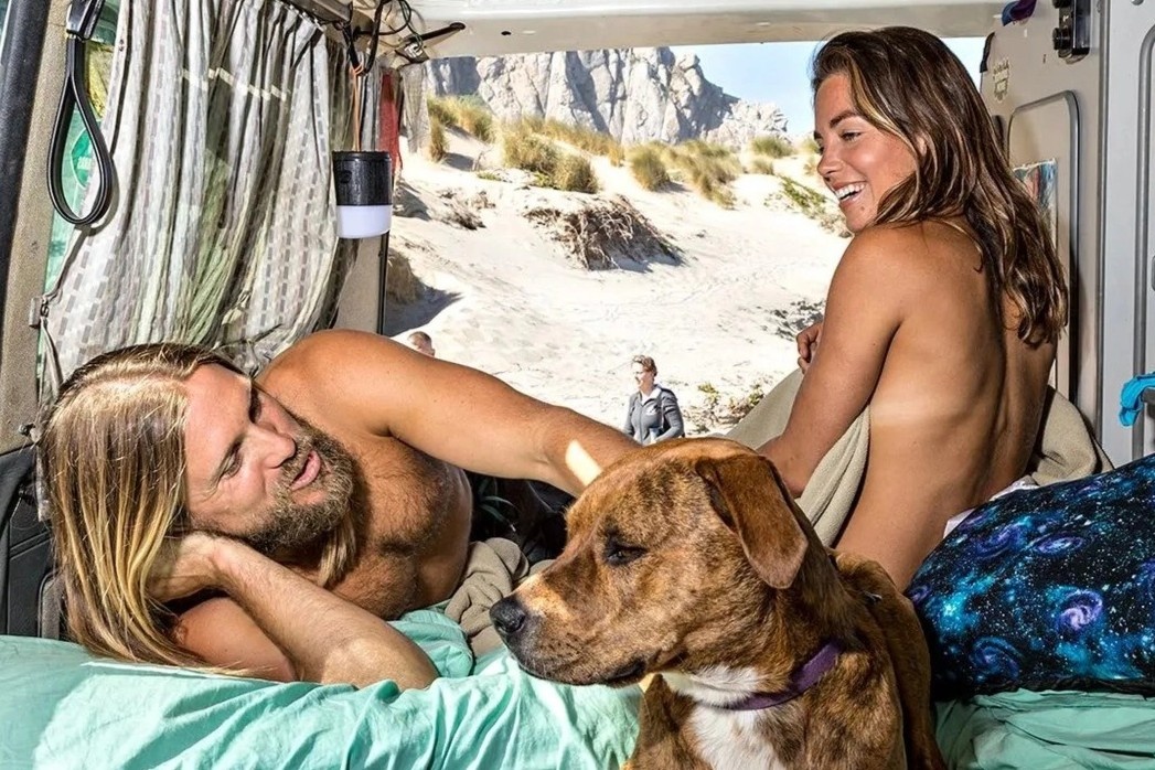 Noi kho di ve sinh, so chet khi du lich tren xe van hinh anh