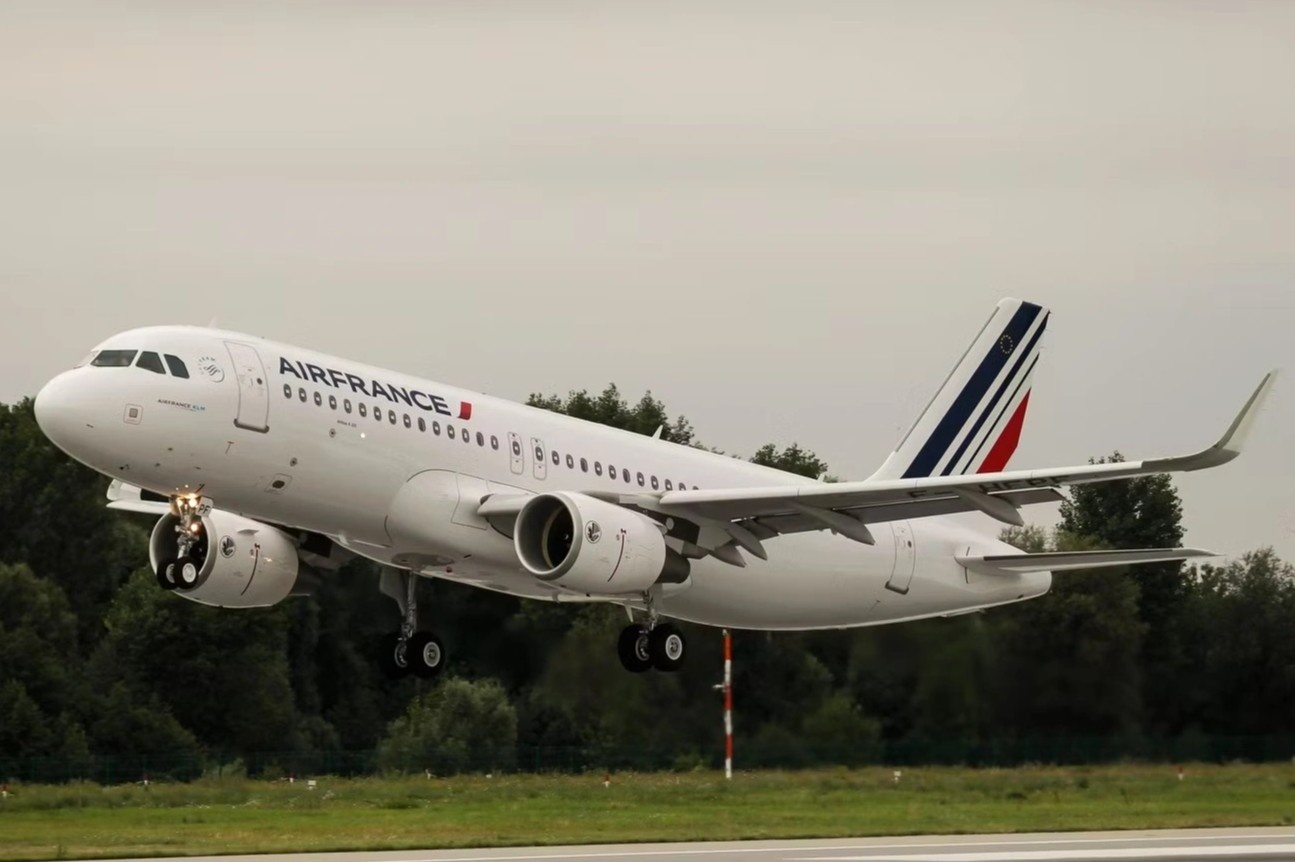 2 phi cong danh nhau giua chuyen bay hinh anh