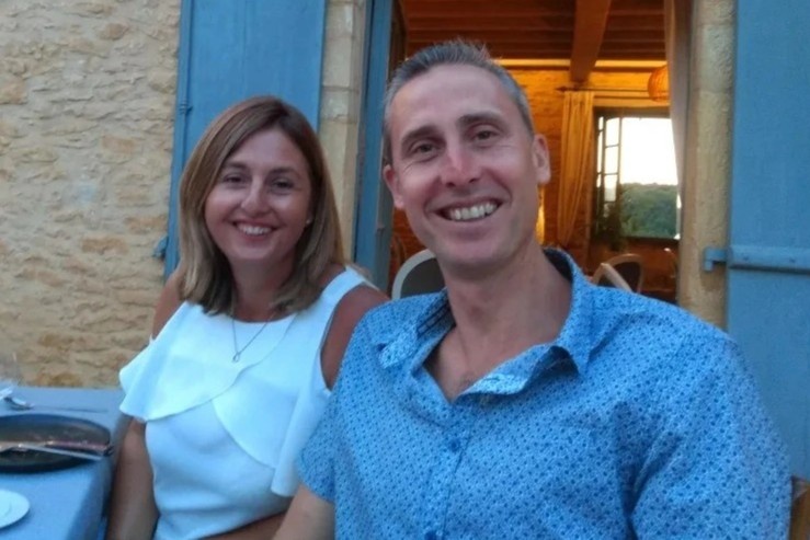 Gia dinh di du lich khap the gioi bang cach doi nha cho nguoi khac hinh anh