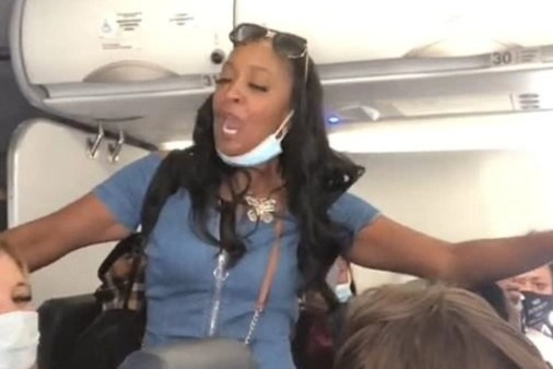 Di tu vi danh nhau, phan biet chung toc tren may bay hinh anh