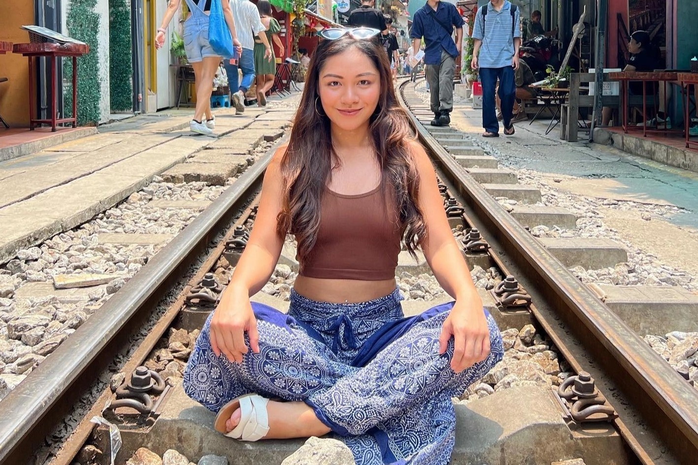 Khach nuoc ngoai khong muon dep pho duong tau Ha Noi hinh anh