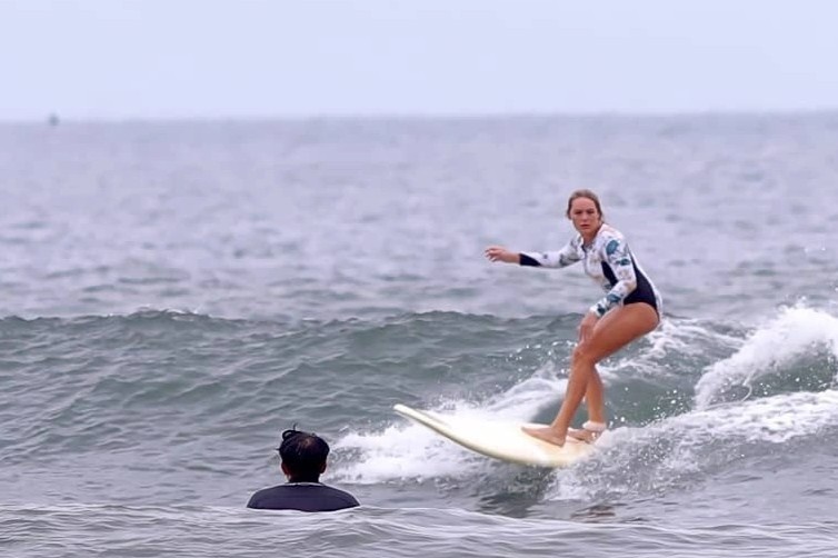 Nguoi nuoc ngoai luot song o Da Nang bat chap bao hinh anh