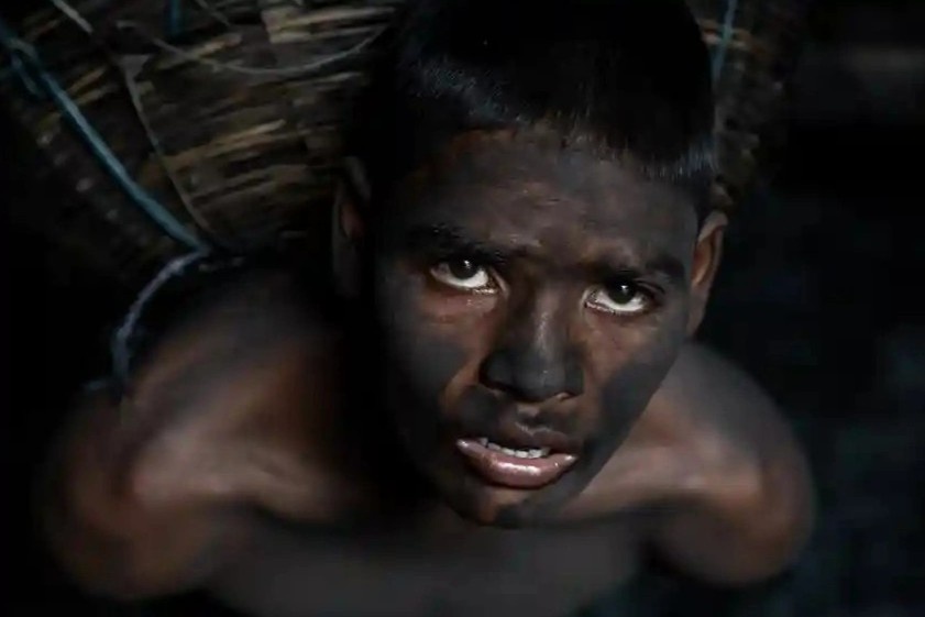 Hiem hoa rinh rap gioi khai thac than trom o An Do hinh anh