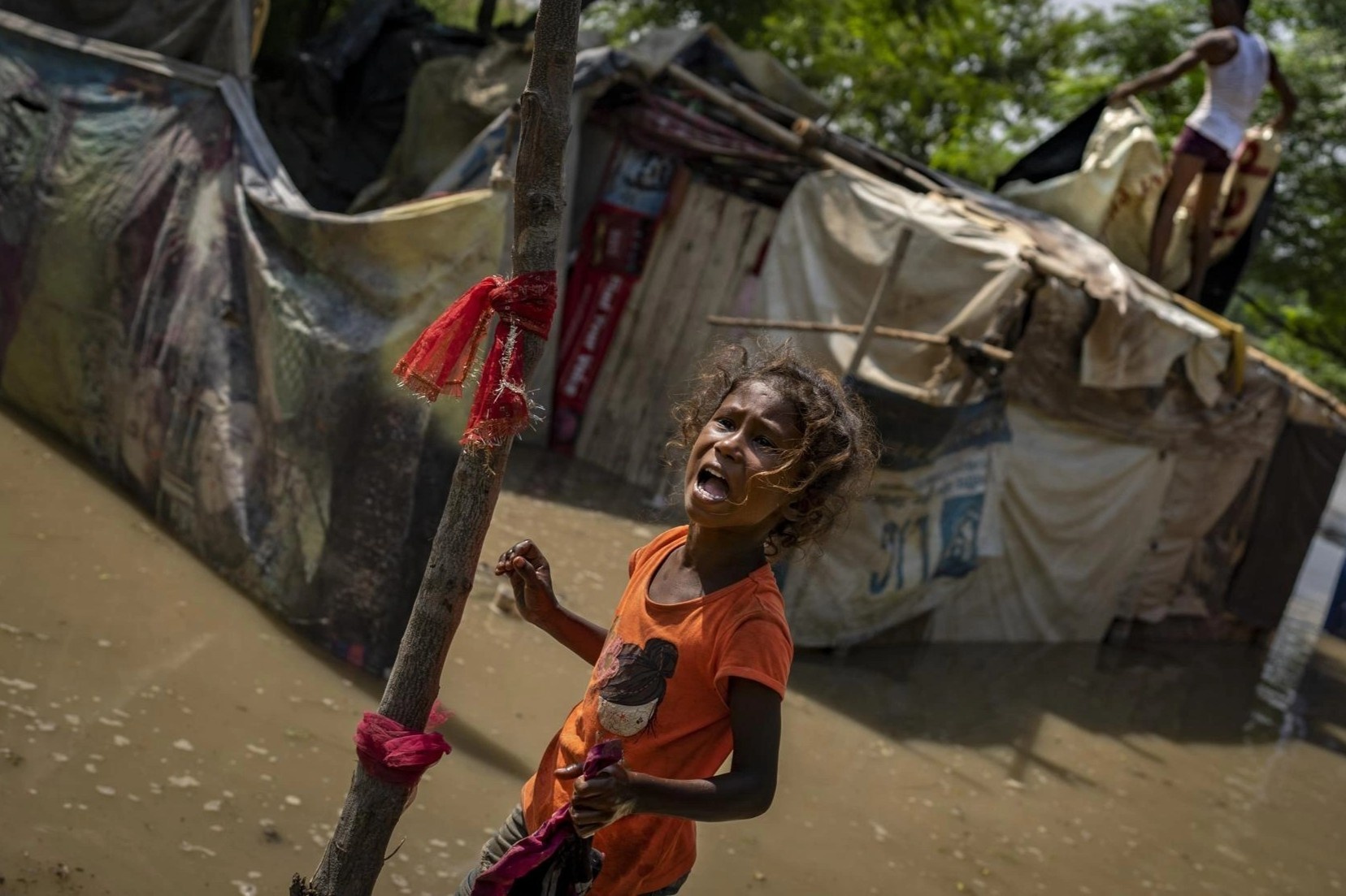 Nguoi ngheo chay lut o An Do hinh anh