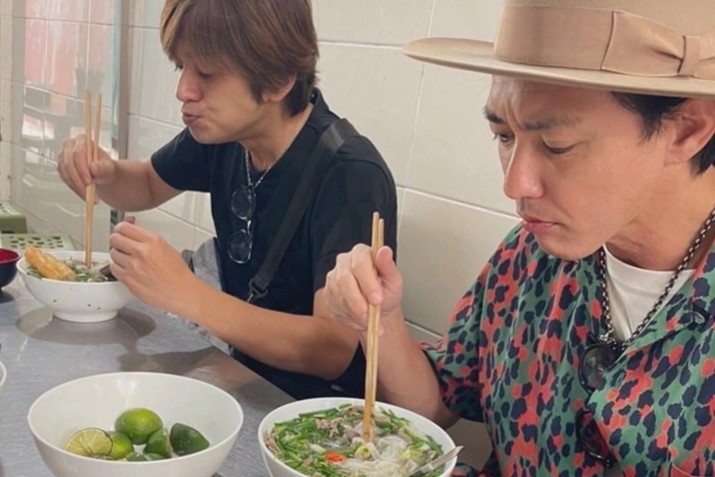 Dien vien 'Sieu nhan Gao' an pho o Ha Noi hinh anh