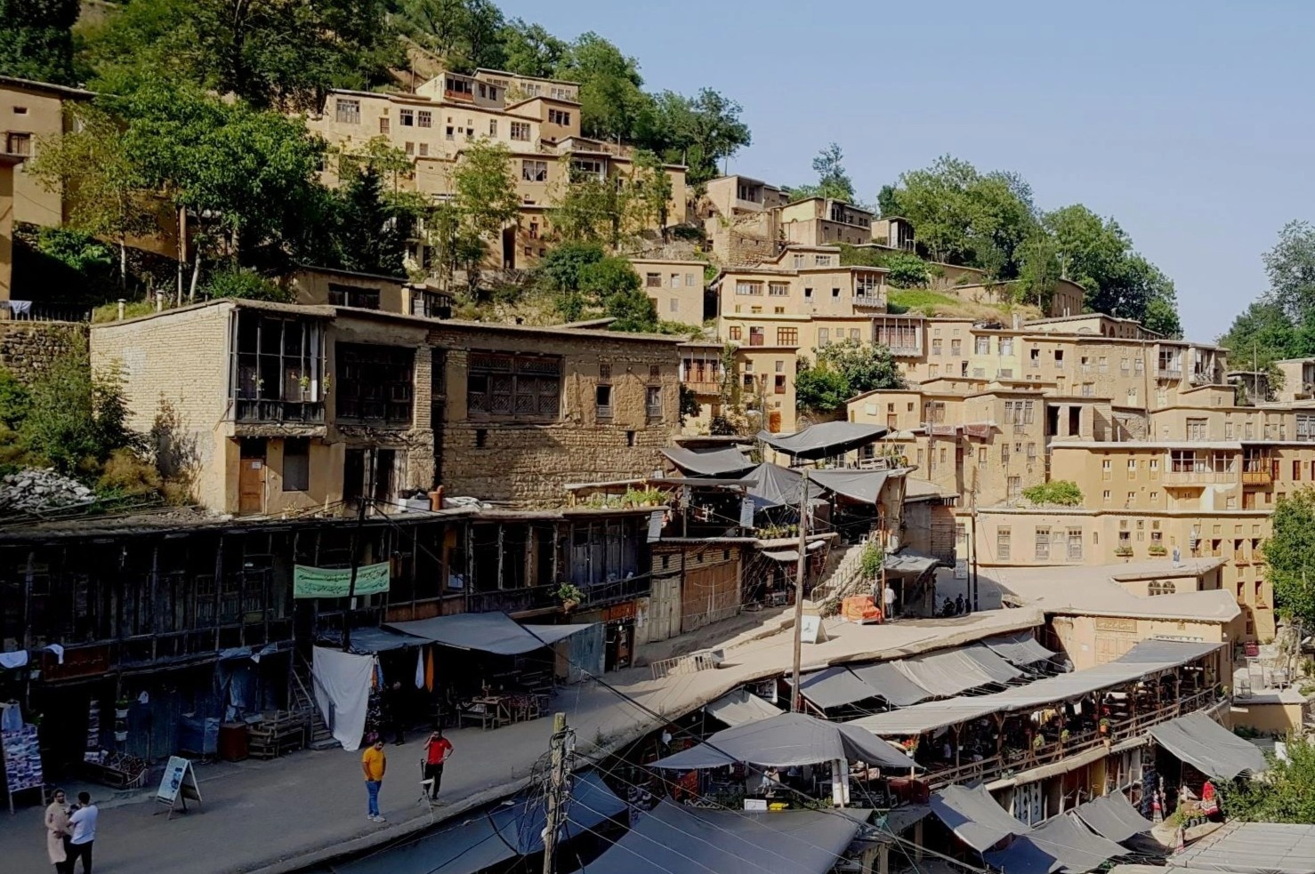 Noi nguoi dan di tren mai nha nhau hinh anh