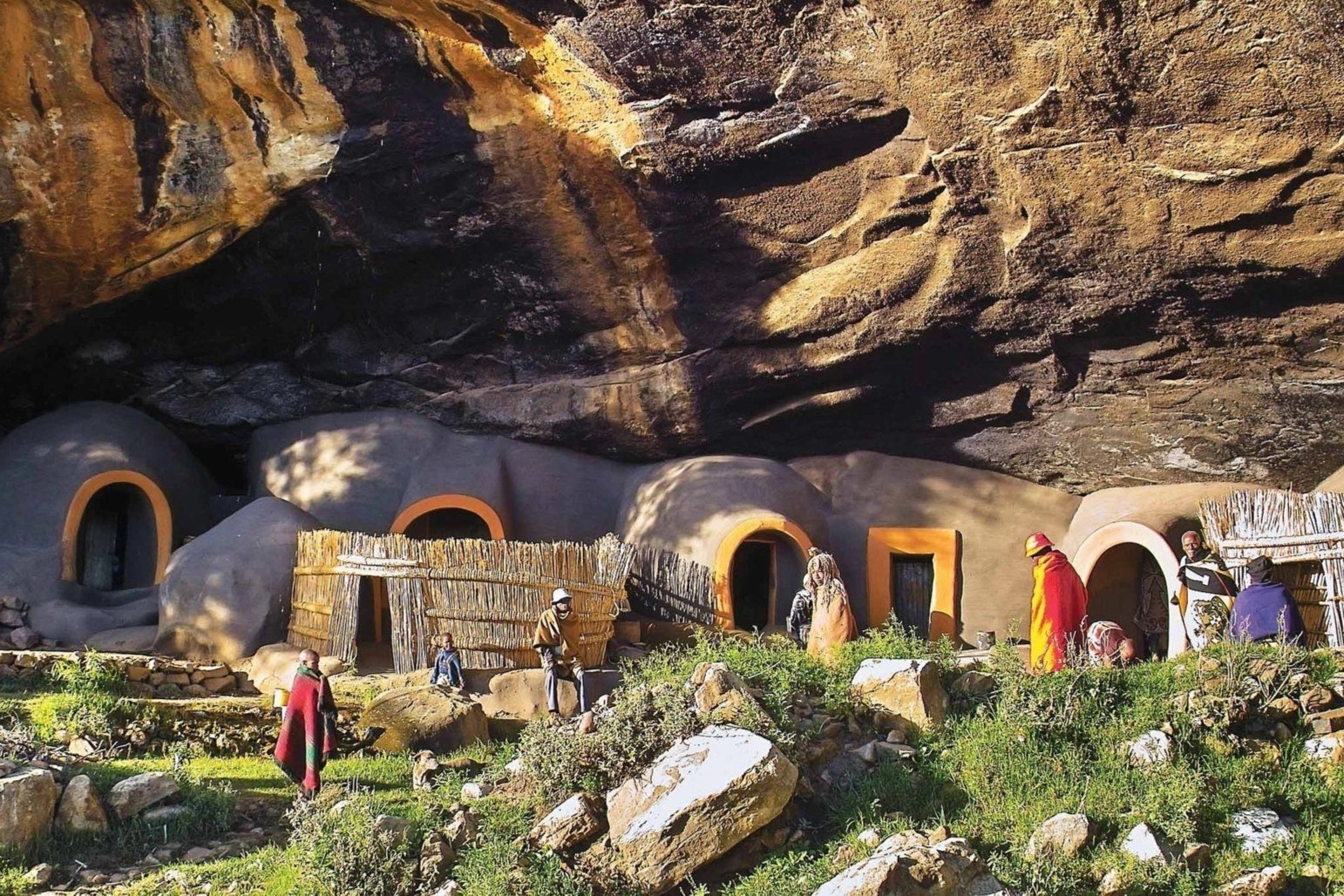 Nhung nguoi van song trong hang hinh anh