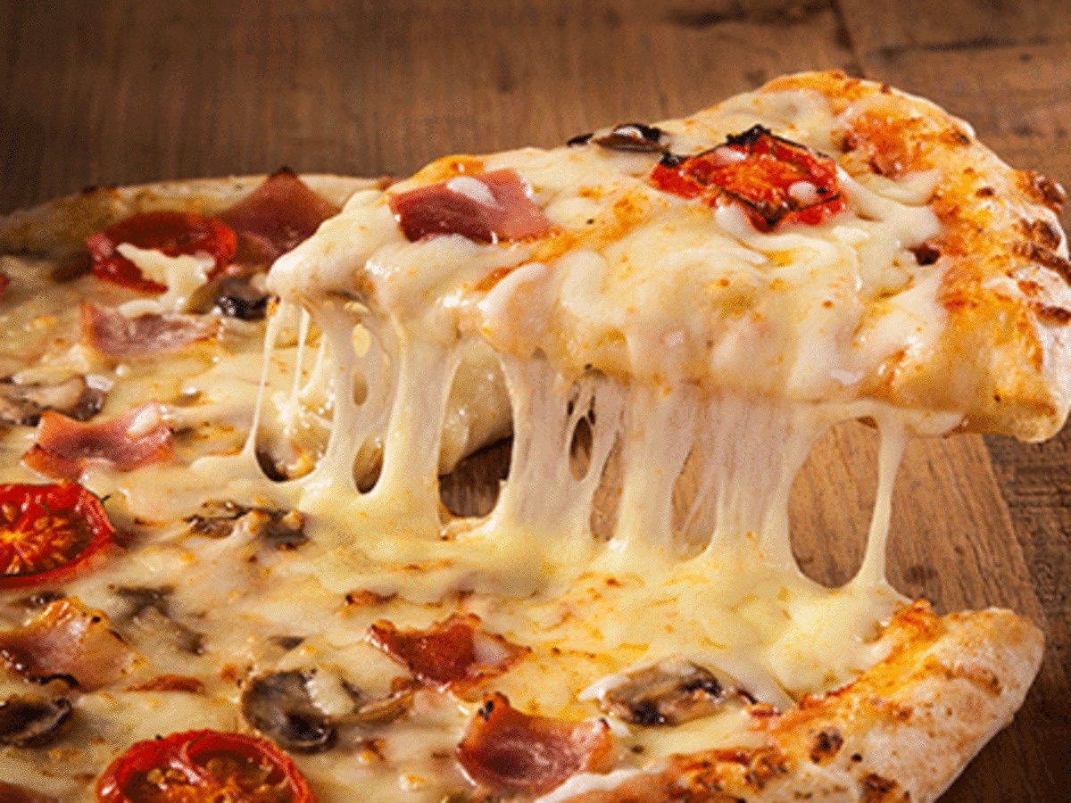 Co truong moi khach an pizza vi chuyen bay delay 6 gio hinh anh