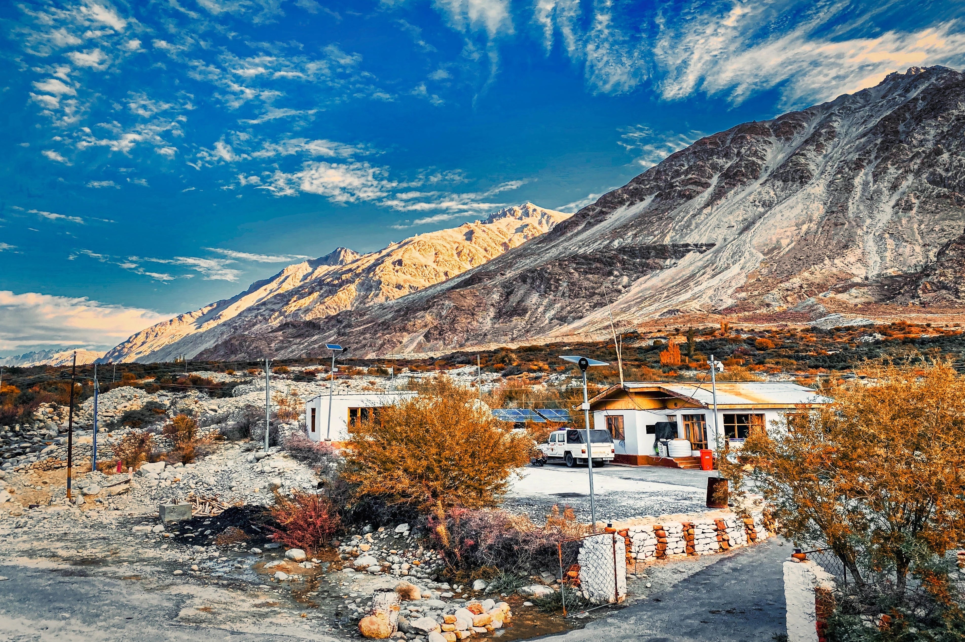 Khach Viet lac duong, phai ngu trong don canh sat o 'tieu Tay Tang' hinh anh