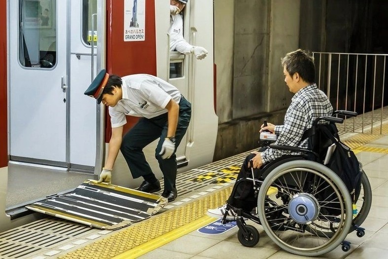 Khach khuyet tat thich Trung Quoc, Nhat Ban hinh anh