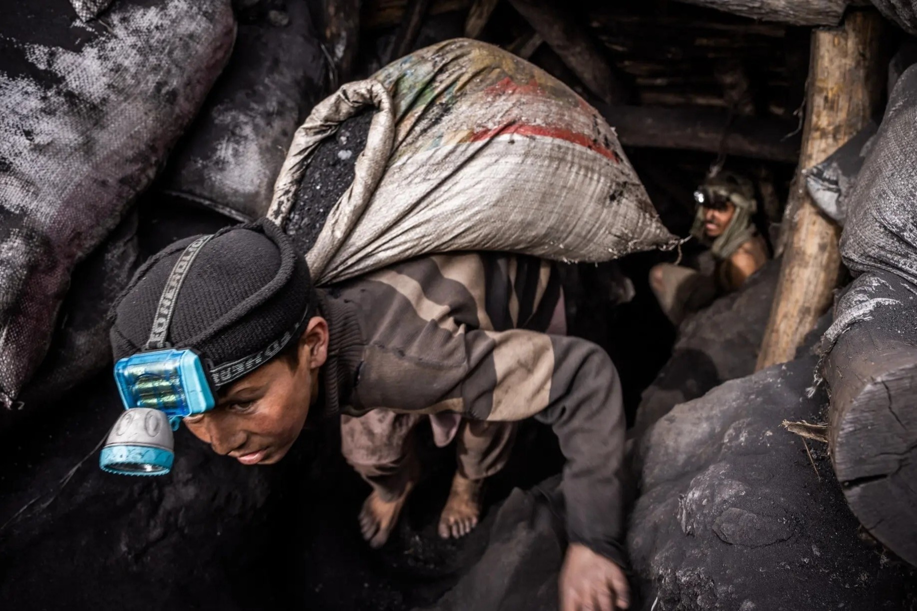 Cuoc song can ke cai chet cua tho khai thac than o Afghanistan hinh anh