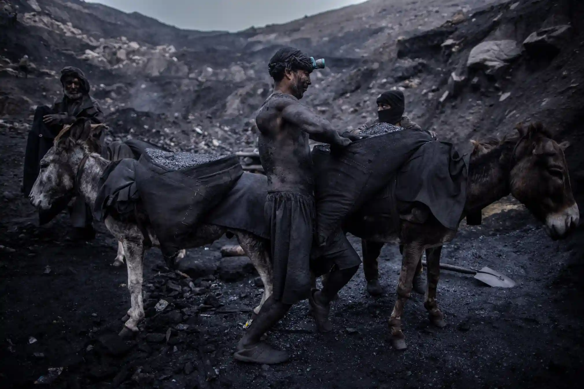 khai thac than anh 3