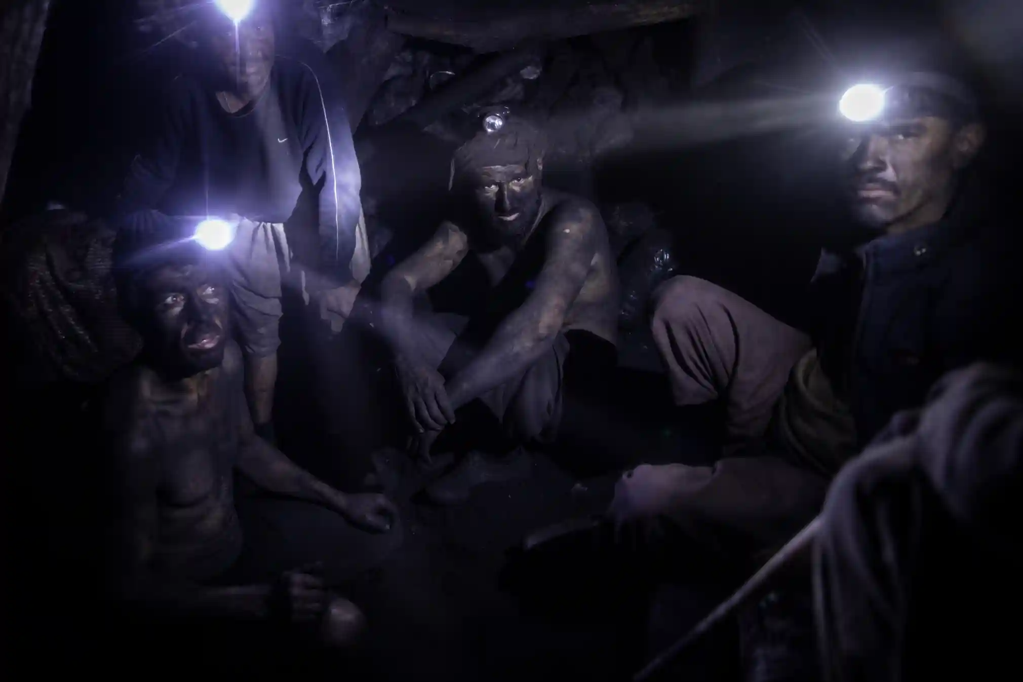 khai thac than anh 2