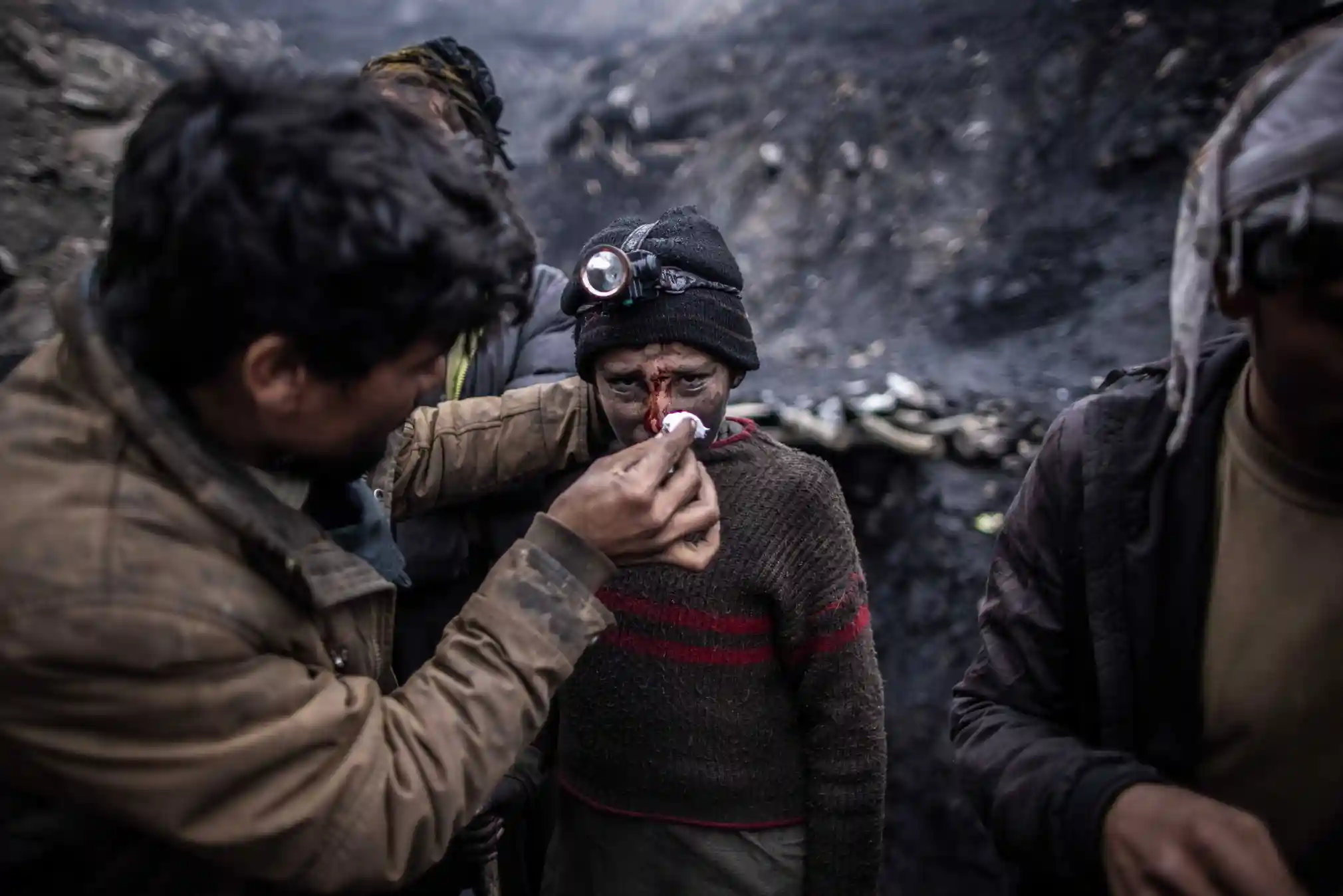 khai thac than anh 4