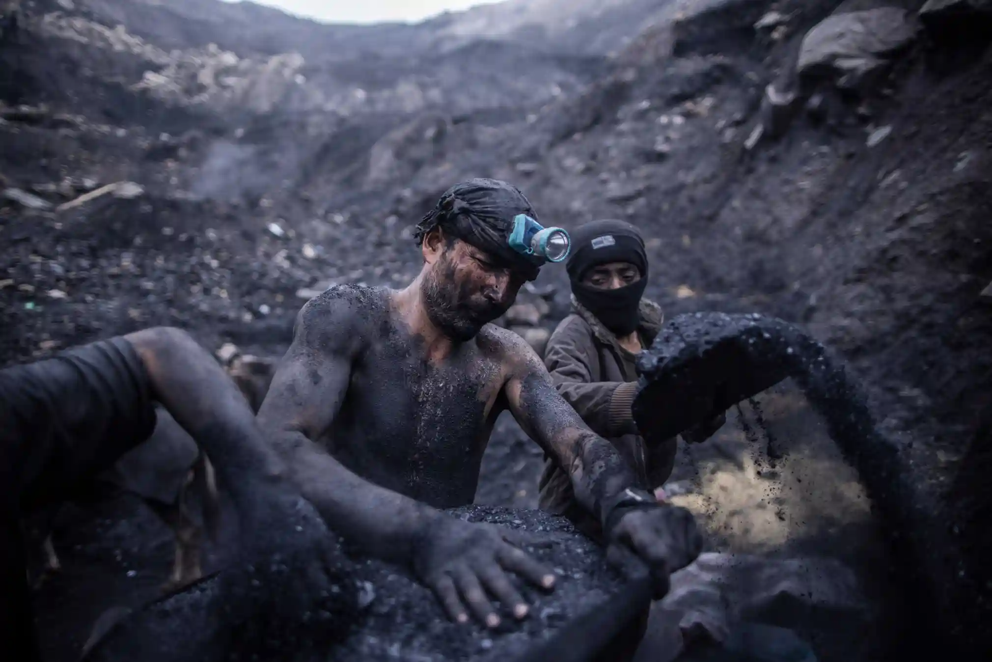 khai thac than anh 8