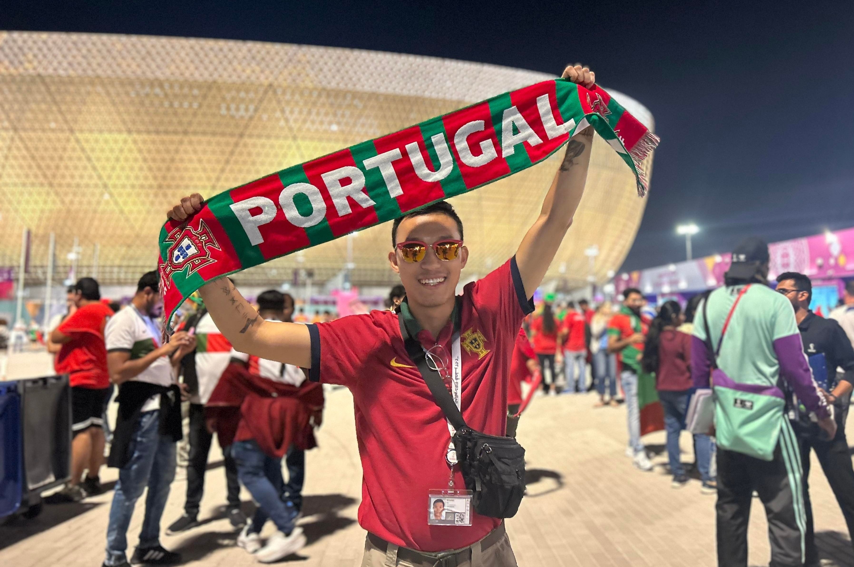 Khach Viet di xem World Cup khong biet dem ngu dau hinh anh