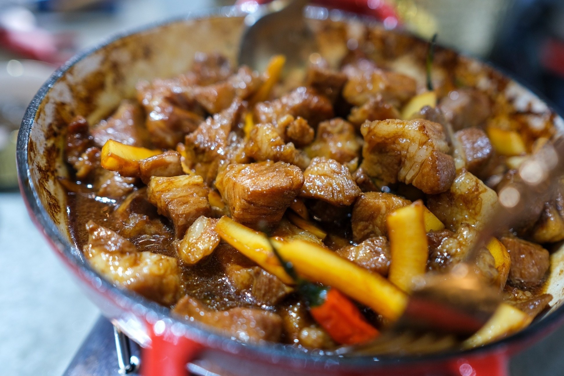 Thit heo rim nuoc dua tuoi an hop voi banh chung hinh anh