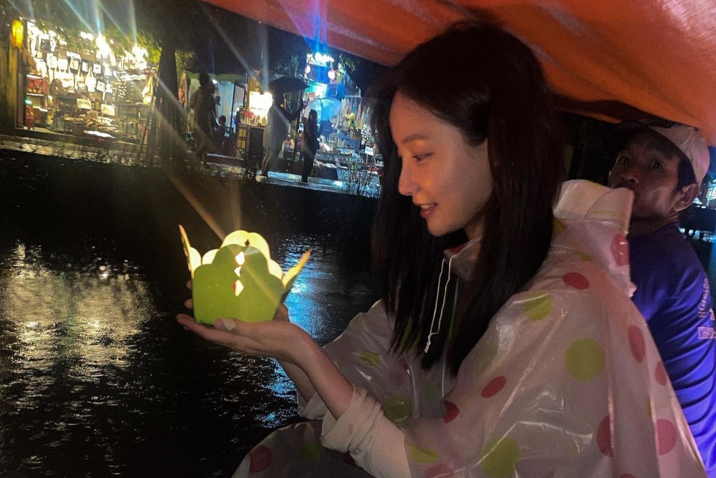 Cuu sao Momoland mac ao mua du lich Hoi An hinh anh