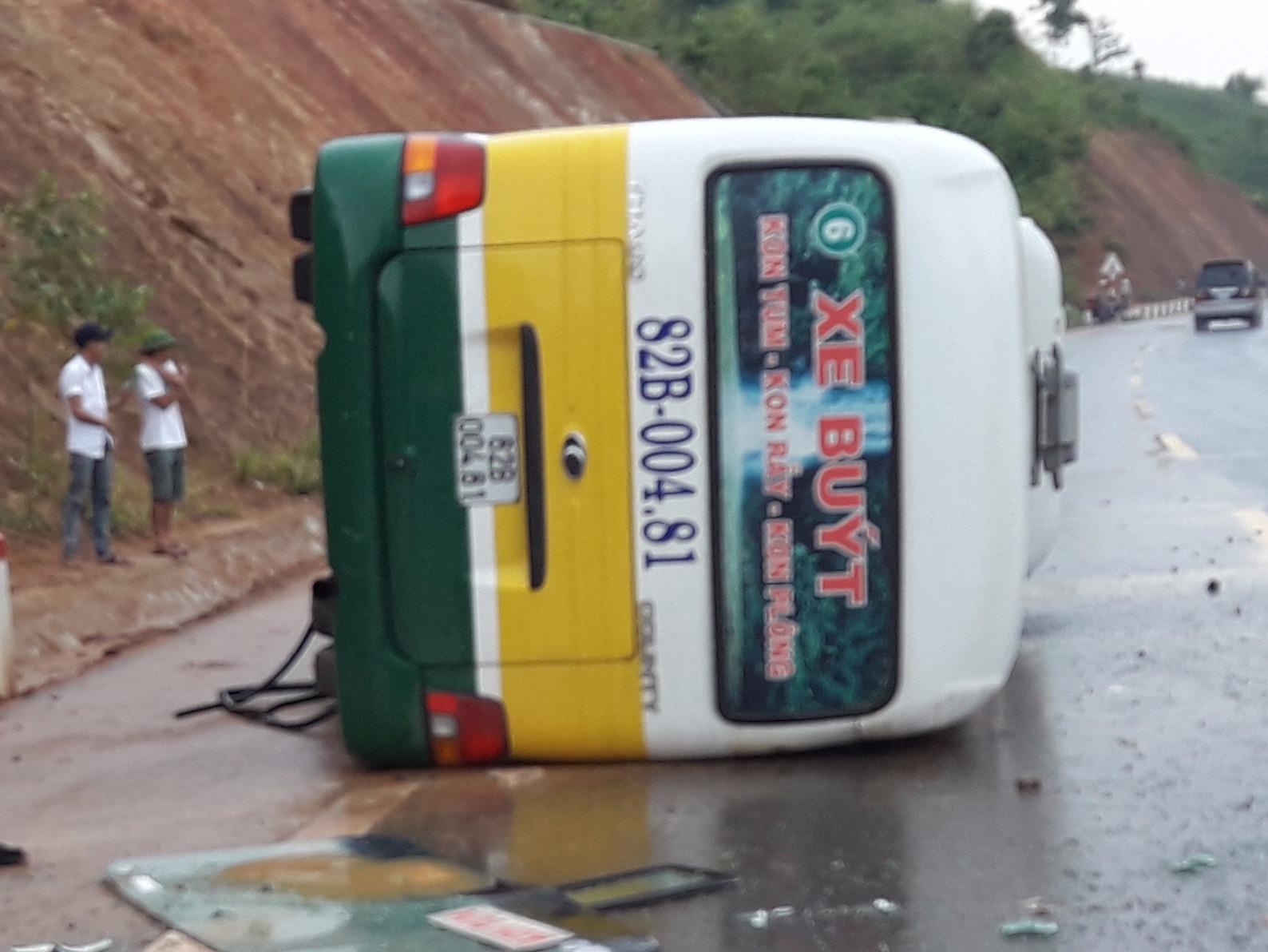 Xe buyt lat trong mua, 6 nguoi bi thuong hinh anh