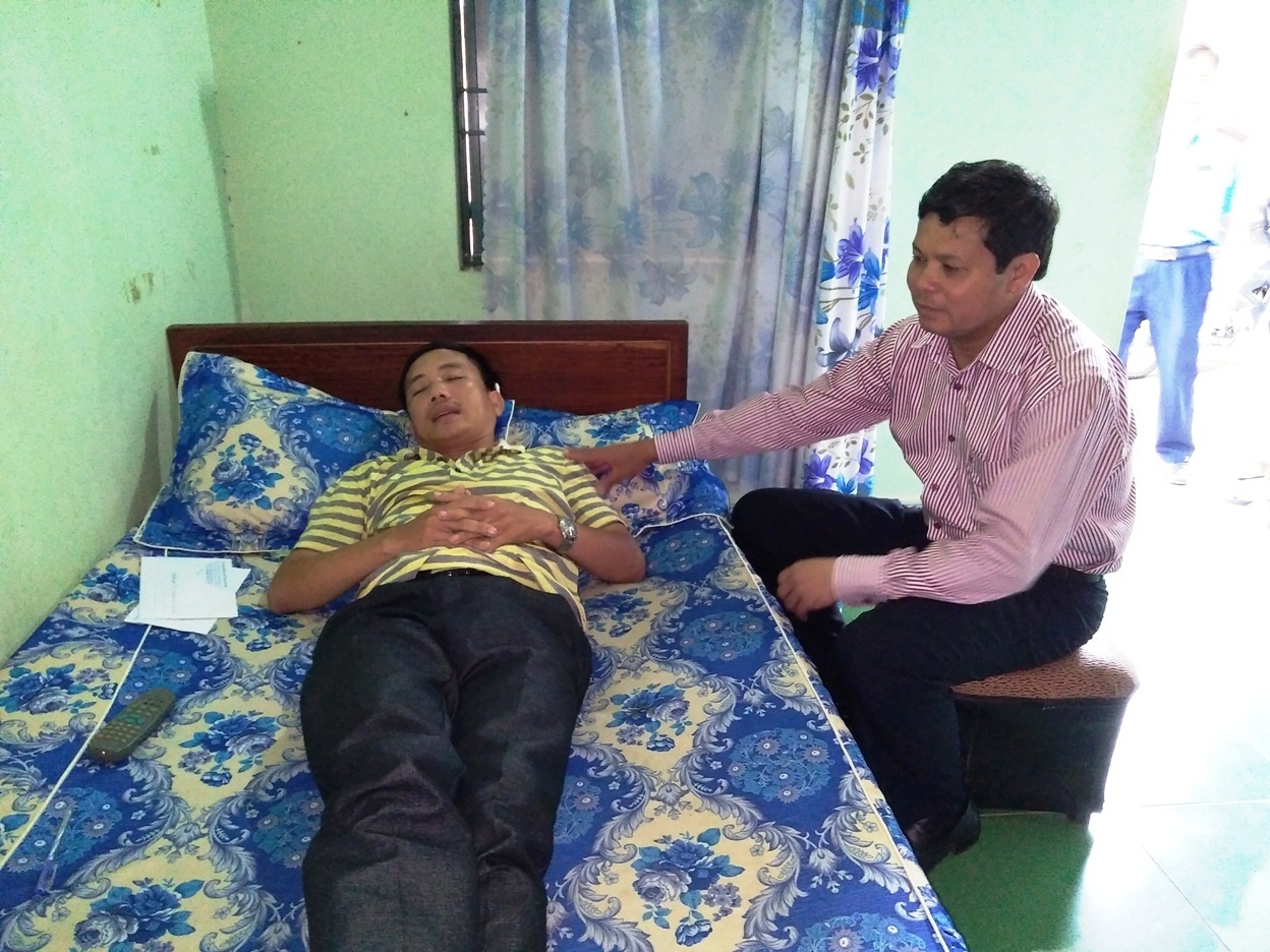 Thanh tra giao thong bi chem khi dang lam nhiem vu hinh anh