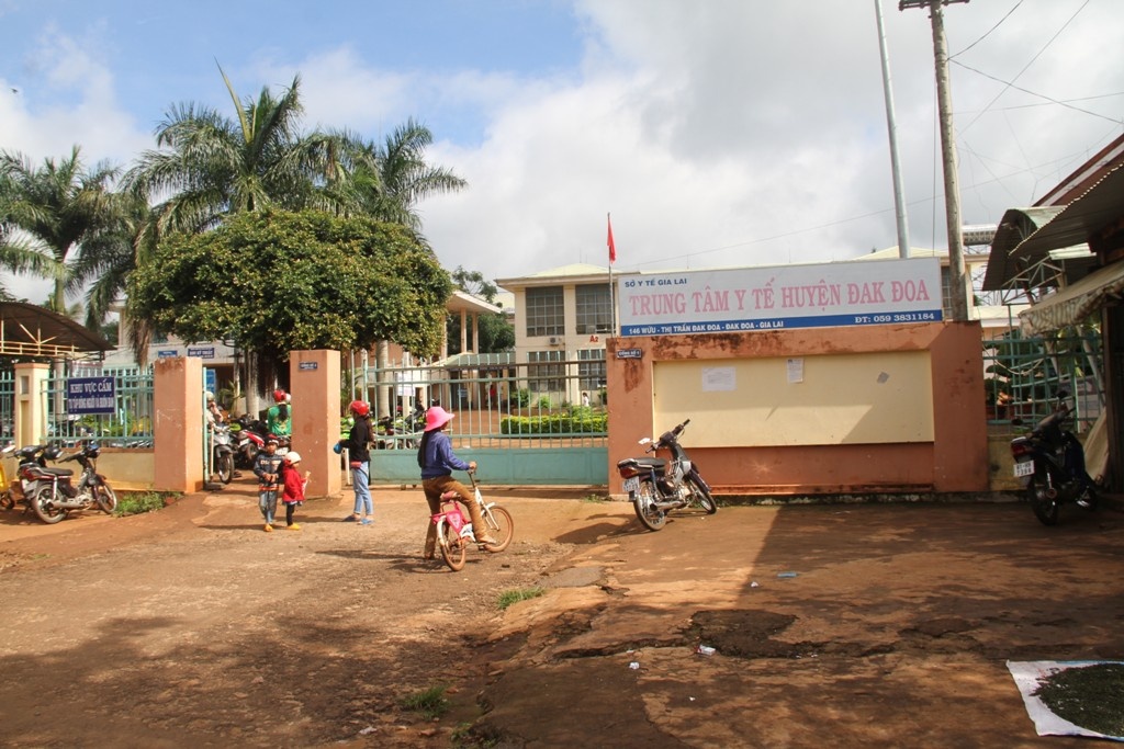 Nhay khoi xe cap cuu, nan nhan tai nan giao thong thiet mang hinh anh